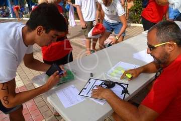 Alberto Rdríguez e Isabel Navarro triunfan en la XVII Travesía a Nado de Salinetas (Foto TA)